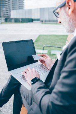 İnternetten alışveriş yapan adam