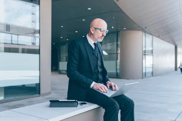 Businessman using computer — Stock Photo, Image