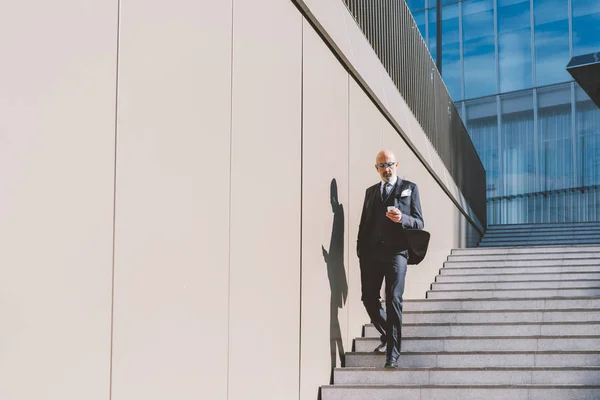 Zakenman met smartphone — Stockfoto