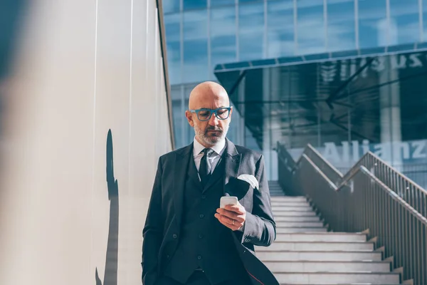 Geschäftsmann mit Smartphone — Stockfoto