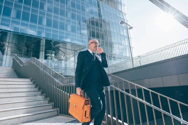 Uomo d'affari che parla su smartphone — Foto Stock