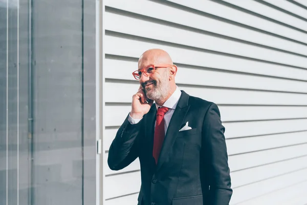 Homem de negócios falando smartphone — Fotografia de Stock