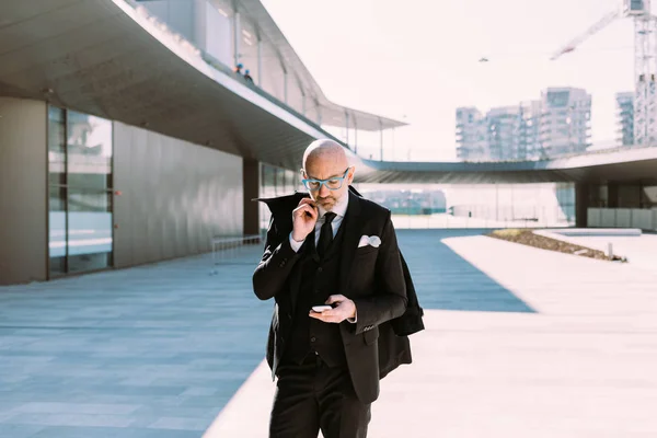 スマートフォンを使うビジネスマン — ストック写真