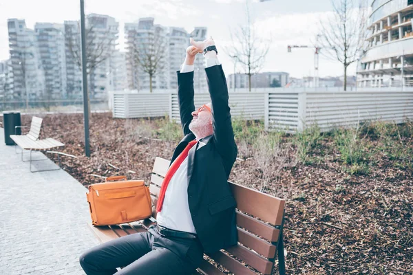 Affärsman i city park stretching — Stockfoto