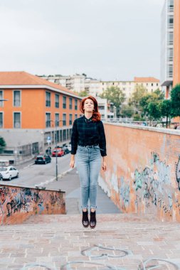 Şehirde açık atlama kadın