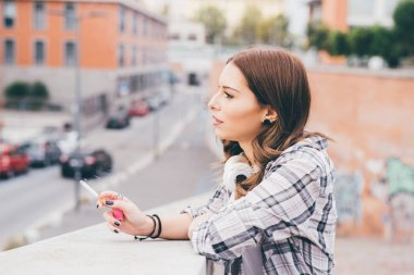 Küpeşte duman sigara eğilerek sarışın