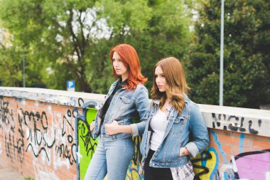 duvara yaslanmış poz kadınlar