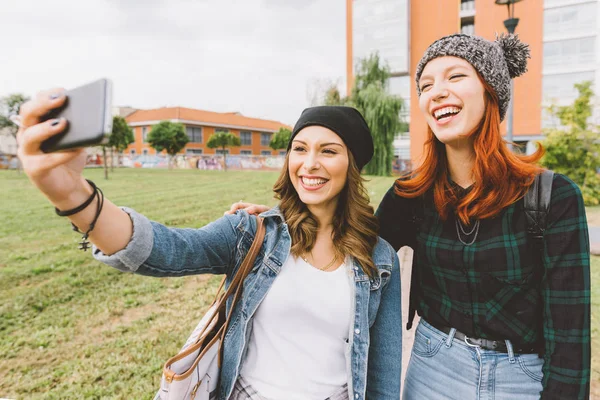 Mujeres abrazándose en ciudad tomando selfie —  Fotos de Stock