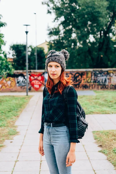 duran Kızıl saçlı kadın 