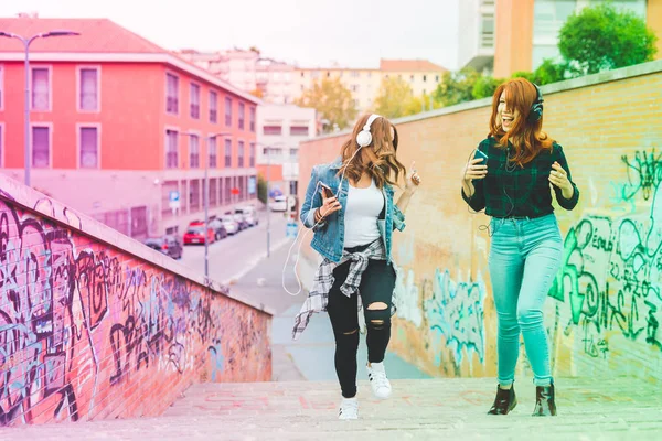 Femmes dansant en ville écoutant de la musique — Photo