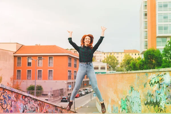 Vrouw buiten springen in de stad — Stockfoto