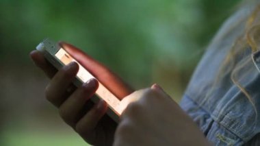 Kız smartphone ekran kaydırma