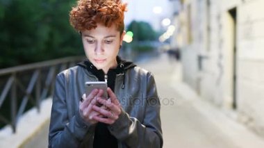 Kızıl saçlı lezbiyen kadın holding smartphone
