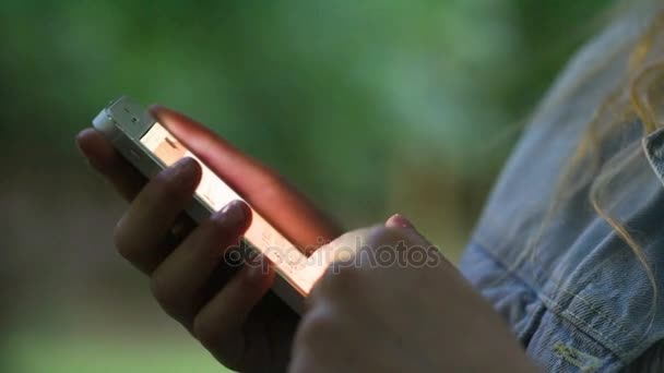 Девушка прокручивает экран смартфона — стоковое видео