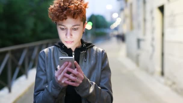 Ruiva lésbica mulher segurando smartphone — Vídeo de Stock