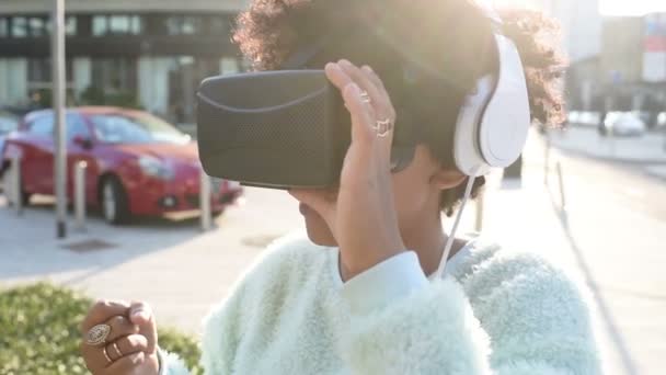 Nő segítségével 3D-s megtekintőben — Stock videók