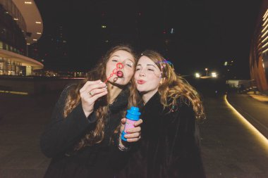 İki genç güzel öğrenci içerideki barda içerken içiyorlar - rahatlama, sosyal ağ, tanışma konsepti