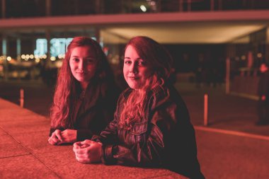 İki genç güzel öğrenci içerideki barda içerken içiyorlar - rahatlama, sosyal ağ, tanışma konsepti