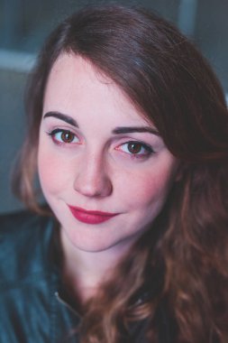 İki genç güzel öğrenci içerideki barda içerken içiyorlar - rahatlama, sosyal ağ, tanışma konsepti