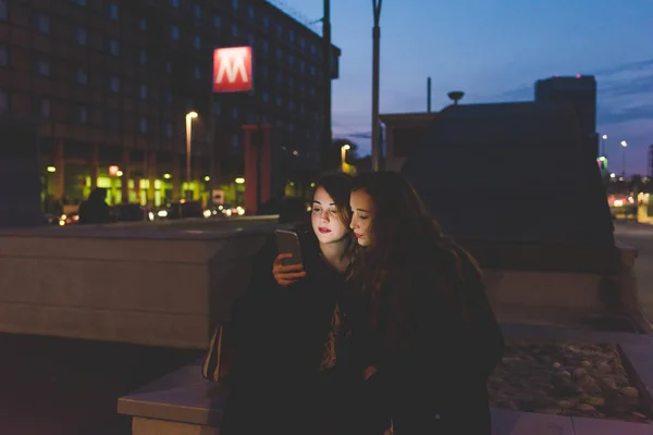 Två Unga Vackra Student Inomhus Bar Drink Medan Studerar Avkopplande — Stockfoto