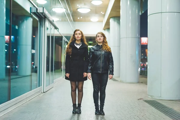 Deux Jeunes Beaux Étudiants Bar Intérieur Prendre Verre Tout Étudiant — Photo