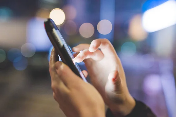 Mujer usando smartphone —  Fotos de Stock