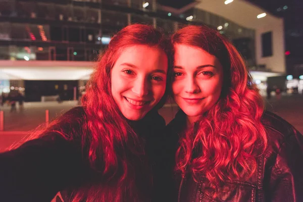 Twee Jonge Mooie Student Indoor Bar Met Een Drankje Tijdens — Stockfoto