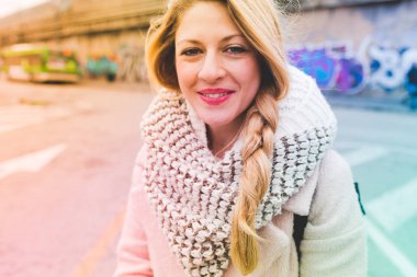 Şehirde açık yürüyüş,