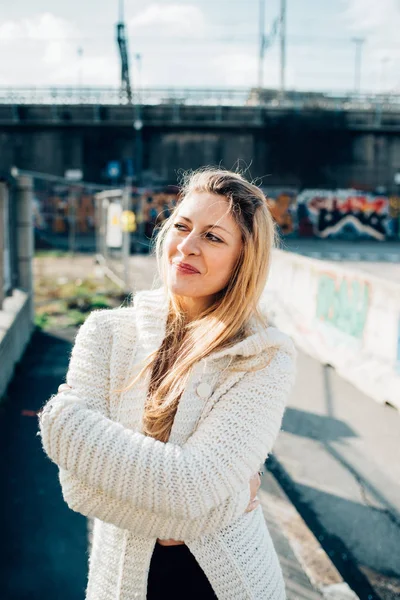 Vrouw buiten lopen in de stad — Stockfoto