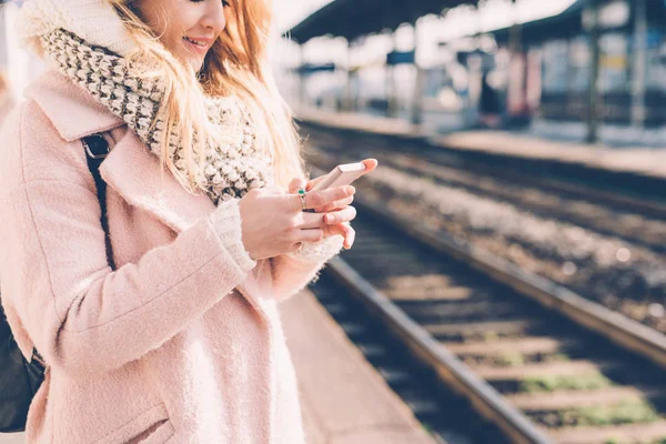 Mulher segurando smartphone — Fotografia de Stock