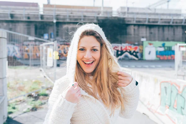 Femme marche en plein air dans la ville — Photo