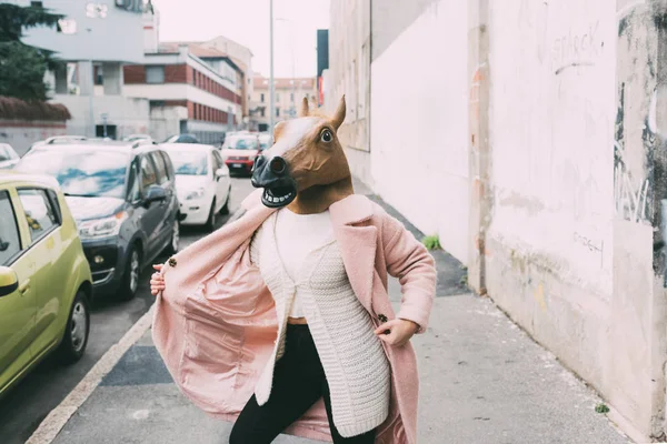 Γυναίκα που φοράει άλογο μάσκα χορό — Φωτογραφία Αρχείου