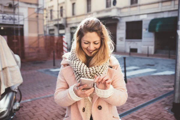 Akıllı telefon tutan kadın. — Stok fotoğraf