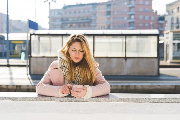 Kvinna som håller i en smartphone — Stockfoto