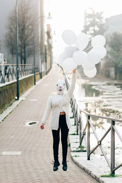 Kvinnan bär kanin mask — Stockfoto