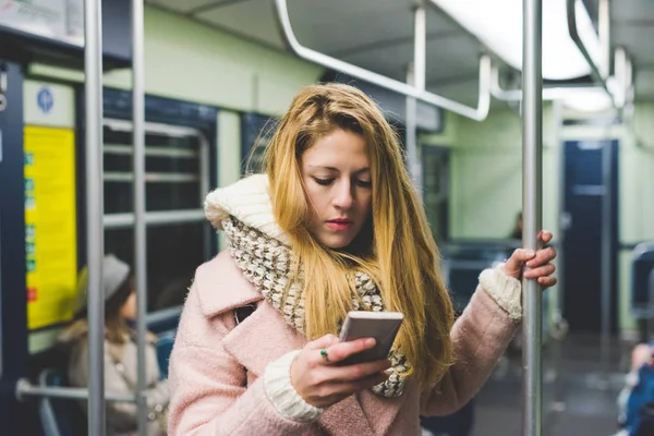 Frau in der U-Bahn unterwegs — Stockfoto
