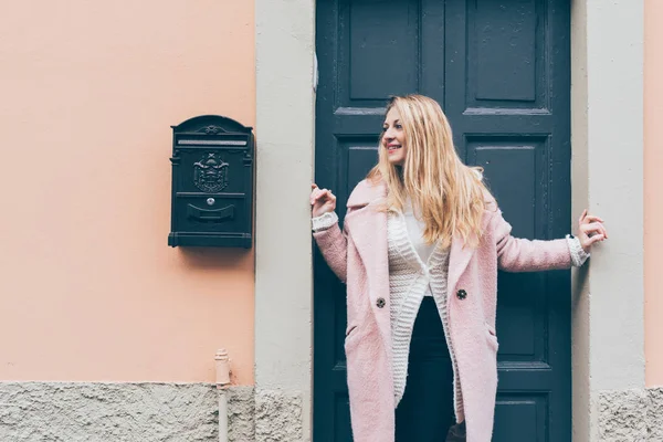 ön kapıya duran kadın