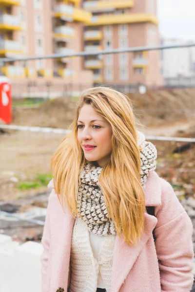 Vrouw buiten lopen in de stad — Stockfoto