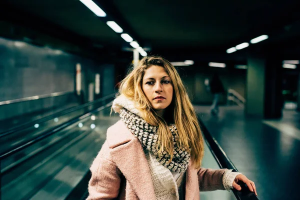 Blont hår kvinna i tunnelbanan — Stockfoto