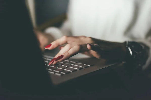 Mujer tocando la computadora del teclado — Foto de Stock