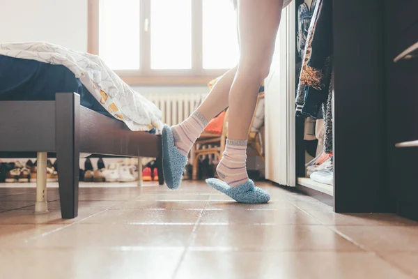 Kaki wanita mengenakan kaus kaki dan sandal — Stok Foto