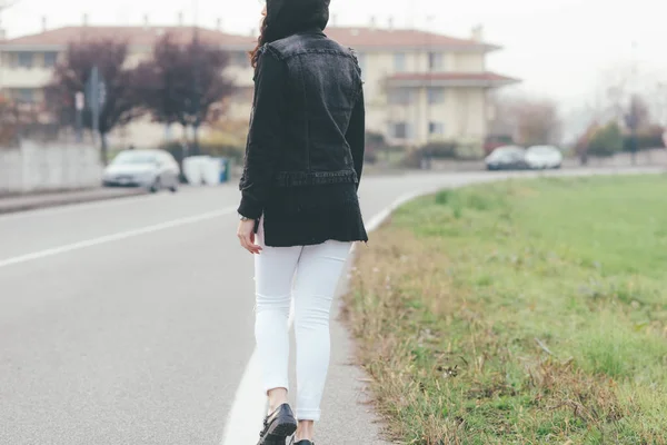 Visão Traseira Jovem Bela Mulher Oriental Vestindo Capuz Andando Livre — Fotografia de Stock