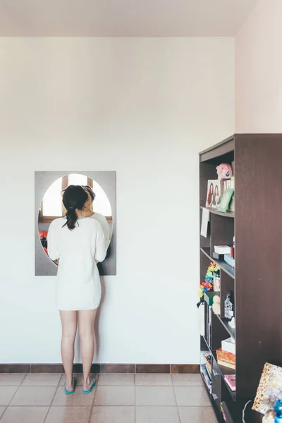 Wanita Muda Timur Yang Cantik Dalam Ruangan Melihat Cermin Mempersiapkan — Stok Foto