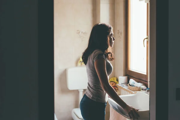 Wanita Muda Cantik Timur Dalam Ruangan Kamar Mandi Mempersiapkan Pagi — Stok Foto