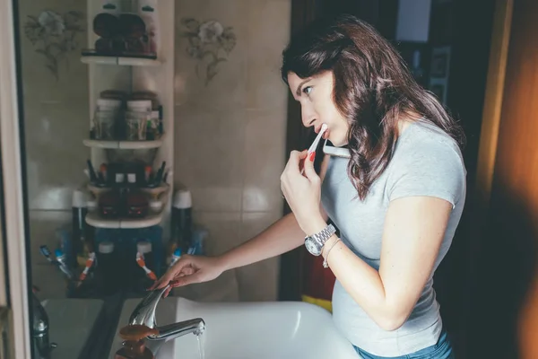 Yopung Woman Indoor Home Beim Zähneputzen Hygiene Morgen Technologiekonzept — Stockfoto