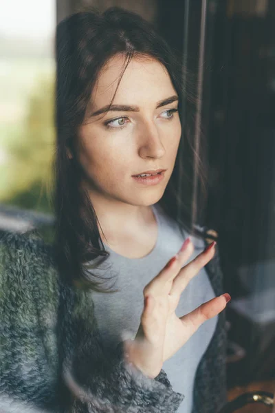 Pencereden Görülen Genç Güzel Doğulu Kadın Çift Pozlama Sanatsal Yaratıcı — Stok fotoğraf