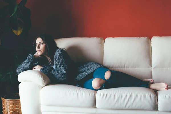Wanita Muda Timur Yang Cantik Santai Berbaring Sofa Ruang Tamu — Stok Foto
