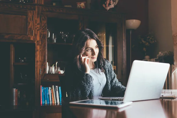 Unternehmer Telefoniert Und Arbeitet Online Mit Einem Laptop Heimischen Schreibtisch — Stockfoto