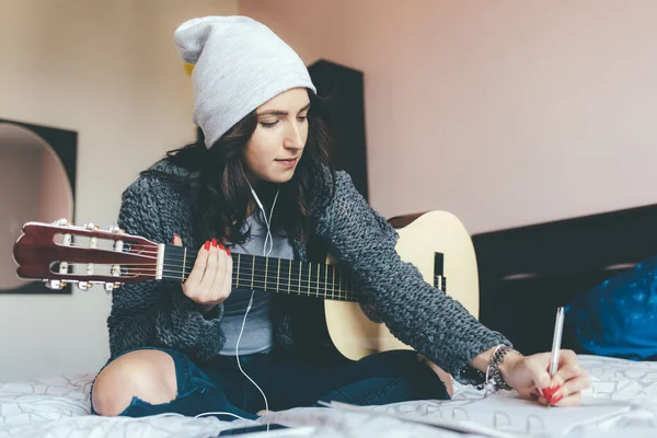 Young Beautiful Eastern Woman Sitting Her Bed Bedroom Holding Guitar — ストック写真