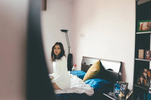 Молодая Восточная Красивая Женщина Сидит Своей Кровати Видом Задумчивый Серьезный — стоковое фото